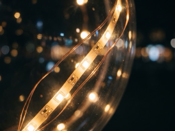 Tira de luz LED encendida dentro de un globo burbuja transparente
