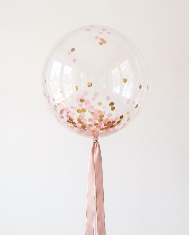 Globo burbuja transparente relleno de confeti rosa para revelación de género de baby shower